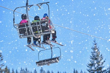 Kayakçı ve snowboard üzerinde bir teleferik