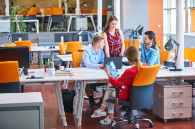 Başlangıç iş adamları grup çalışma günlük iş modern adlı ofis coworking