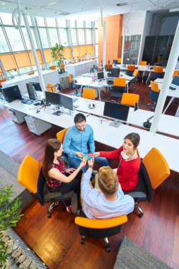 Başlangıç iş insanlar montaj parçalı bulmaca, takım destek ve yardım kavramı