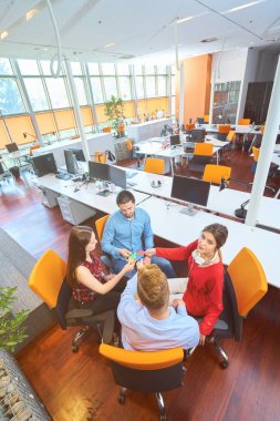 Başlangıç iş insanlar montaj parçalı bulmaca, takım destek ve yardım kavramı