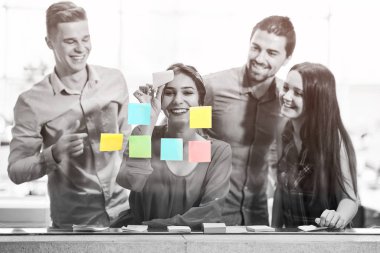 iş, başlangıç, planlama, yönetim ve insan kavramı - mutlu yaratıcı ekibi çıkartmaları office cam panosu üzerinde yazma