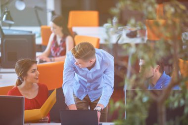 Başlangıç iş adamları grup çalışma günlük iş modern adlı ofis coworking