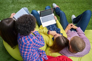 Başlangıç grup içinde modern bir ofis toplantısı bir dizüstü bilgisayar ile yaratıcı insan portresi. Konuşma alanı coworking yeni proje üzerinde rahat iş adamları