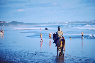 insanlar bir at nalı batımında, Endonezya bali beach üzerinde sürme