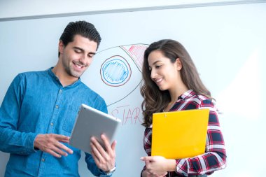 Başlangıçta kurulu toplantısı karşılaştırma fikirler gençler. kavramı