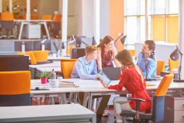 Başlangıç iş adamları grup çalışma günlük iş modern adlı ofis coworking