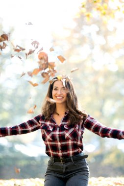 Geç sonbaharda dışarıda eğleniyor. Sarı yaprakları ile oynarken, eğlence, mutlu, keyfi