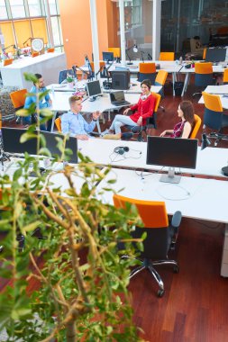 Başlangıç iş adamları grup çalışma günlük iş modern adlı ofis coworking