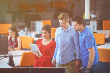 Başlangıç iş adamları grup çalışma günlük iş modern adlı ofis coworking