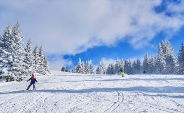 güneşli bir dağ kayak pisti. Kış dağ manzarası
