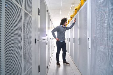 Sunucu Odasında Çalışan Genç Teknisyen