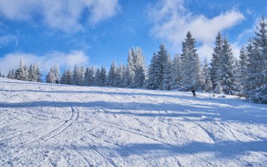 güneşli bir dağ kayak pisti. Kış dağ manzarası