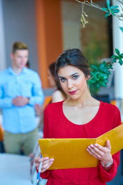 Başlangıç iş adamları grup çalışma günlük iş modern adlı ofis coworking