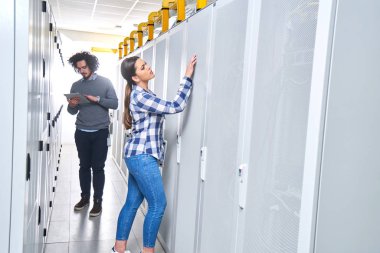 sunucu bakım bir veri merkezinde çalışan iki genç teknisyen