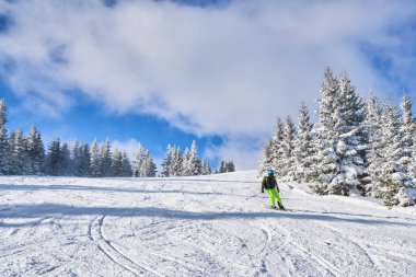 güneşli bir dağ kayak pisti. Kış dağ manzarası