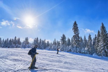 güneşli bir dağ kayak pisti. Kış dağ manzarası
