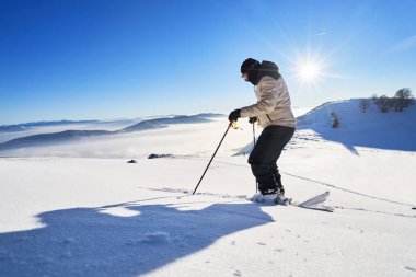 Tur kayağı adam gündoğumu İsviçre Alpleri'nde, üst ulaşan.