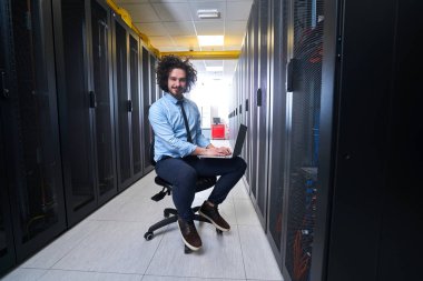 Sunucu Odasında Çalışan Genç Teknisyen