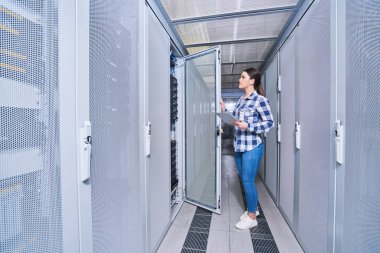 sunucu bakım beyaz sunucu odasında çalışan kadın teknisyeni