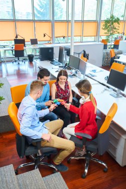 Başlangıç iş insanlar montaj parçalı bulmaca, takım destek ve yardım kavramı