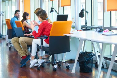 Başlangıç iş adamları grup çalışma günlük iş modern adlı ofis coworking