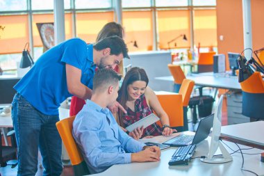 Başlangıç iş adamları grup çalışma günlük iş modern adlı ofis coworking