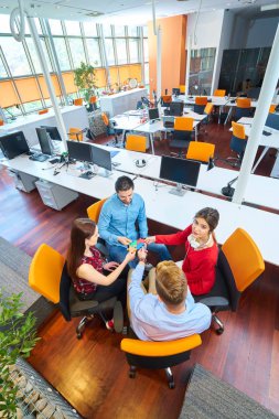 Başlangıç iş insanlar montaj parçalı bulmaca, takım destek ve yardım kavramı