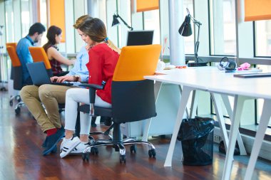 Başlangıç iş adamları grup çalışma günlük iş modern adlı ofis coworking