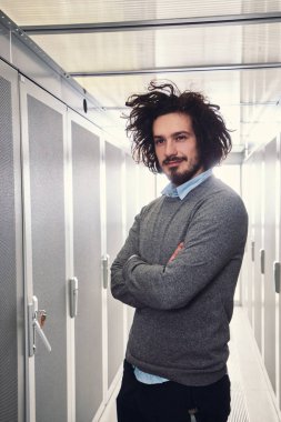 Sunucu Odasında Çalışan Genç Teknisyen