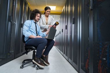 sunucu bakım bir veri merkezinde çalışan iki genç teknisyen