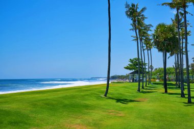 Sandy beach rocky Dağları ve Hint Okyanusu'nun berrak su güneşli gün ile. Bali, Endonezya