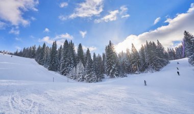 güneşli bir dağ kayak pisti. Kış dağ manzarası