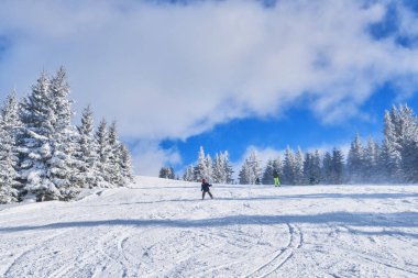 güneşli bir dağ kayak pisti. Kış dağ manzarası