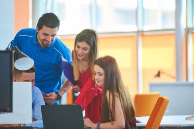 Başlangıç iş adamları grup çalışma günlük iş modern adlı ofis coworking