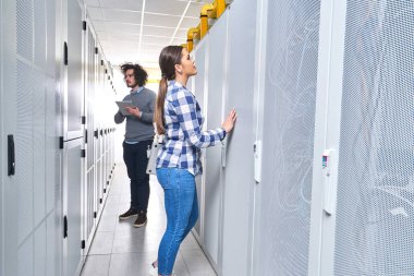 sunucu bakım bir veri merkezinde çalışan iki genç teknisyen