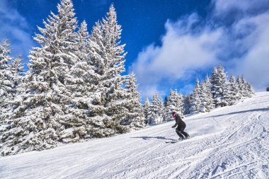 güneşli bir dağ kayak pisti. Kış dağ manzarası
