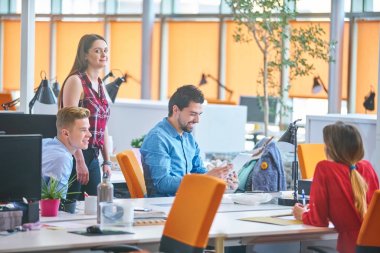 Başlangıç iş adamları grup çalışma günlük iş modern adlı ofis coworking