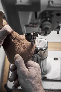 Fabrikada ayakkabı üretim süreci