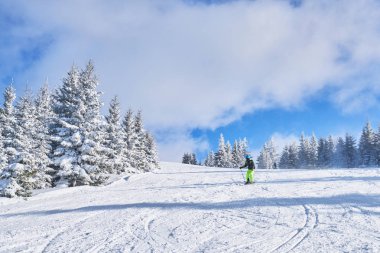 güneşli bir dağ kayak pisti. Kış dağ manzarası