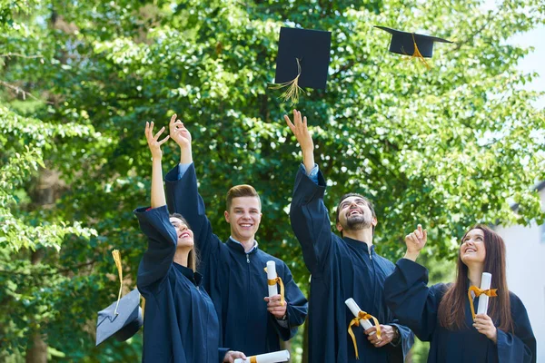 Koncept Vzdělávání Promoce Lidí Skupina Spokojených Mezinárodních Studentů Maltových Deskách — Stock fotografie