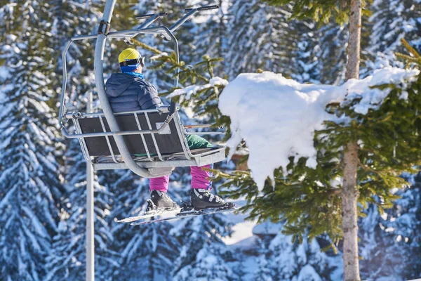 Skiërs Snowboarders Een Skilift — Stockfoto