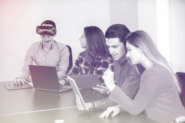 Equipo Personas Motivadas Que Utilizan Varios Dispositivos Una Reunión Inicio — Foto de Stock