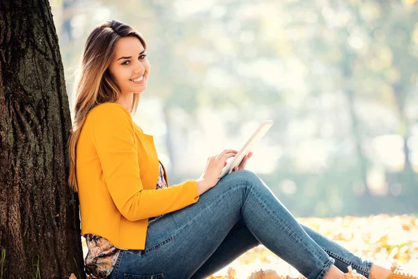 Mooi Meisje Met Behulp Van Tablet Buiten Het Park Werk — Stockfoto