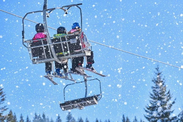 Esquiadores Snowboarders Telesilla —  Fotos de Stock