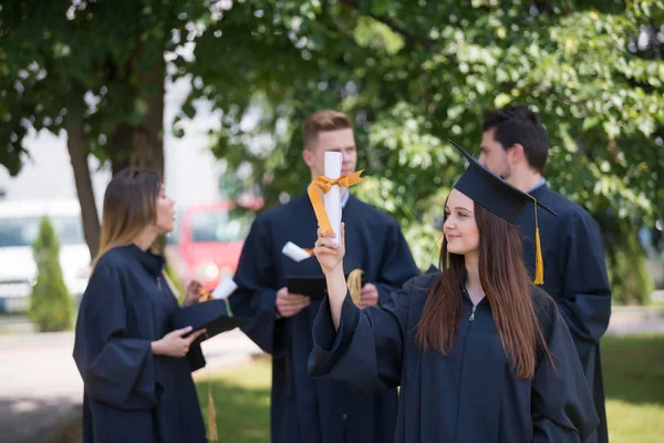 Edukacja Dyplom Koncepcja Ludzi Grupa Szczęśliwych Studentów Zagranicznych Moździerzach Sukniach — Zdjęcie stockowe