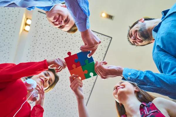 Start Verksamhet Människor Montering Pussel Team Stöd Och Hjälp Koncept — Stockfoto