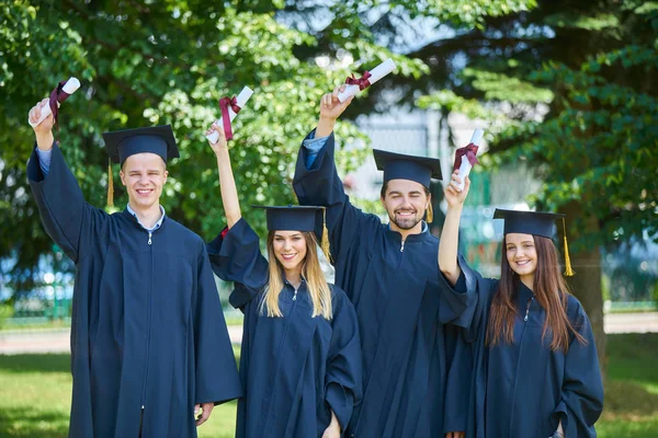 Edukacja Dyplom Koncepcja Ludzi Grupa Szczęśliwych Studentów Zagranicznych Moździerzach Sukniach — Zdjęcie stockowe