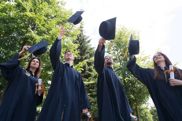 Educação Graduação Conceito Pessoas Grupo Estudantes Internacionais Felizes Placas Argamassa — Fotografia de Stock