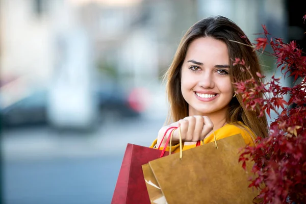 Menina Bonita Com Sacos Compras Divertindo Comprador Shopaholic — Fotografia de Stock