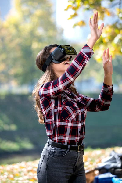 Menina Bonita Usando Fone Ouvido Fora Parque Divertindo — Fotografia de Stock